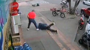 Insólito VIDEO: Anciano se cae e intenta sostenerse de otra persona, pero fue brutalmente golpeado