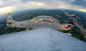 Conmoción en Colombia: Aviones de la Fuerza Aérea colisionaron durante vuelo y todo quedó captado en VIDEO