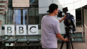 El adolescente al que supuestamente le pagó un presentador de la BBC por fotos sexuales negó el caso