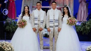 Felices los cuatros: Gemelas se casaron al mismo tiempo con otro par de gemelos en una iglesia