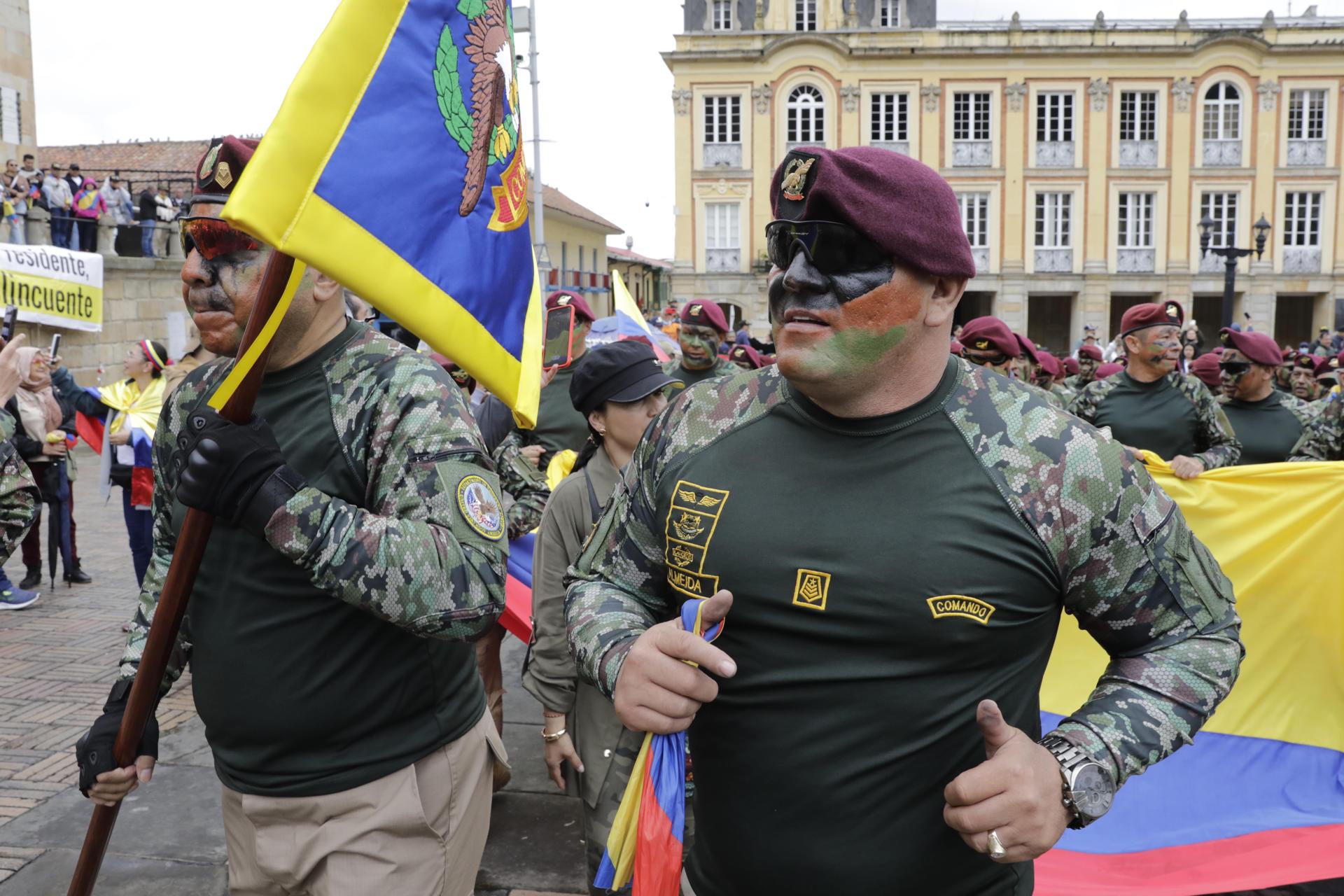 Veteranos y reservistas de las fuerzas armadas de Colombia protestaron contra el gobierno de Petro