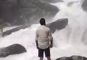 VIDEO: Captan el momento cuando un joven resbala de una roca y es arrastrado por una cascada