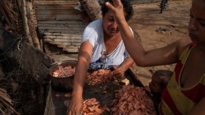 Cómo la industria camaronera transforma el Lago de Maracaibo, mayor símbolo de bonanza petrolera en Venezuela
