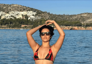 Desde las playas de Grecia, Camila Cabello presumió sus curvas con este bikini chiquito (UFFF)