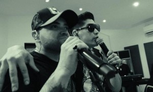 Chyno y Nacho se subieron al Metro de Caracas para cantar y sorprender a todos (VIDEO)