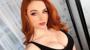 Amouranth, la sexy streamer estadounidense, ahora gana miles de dólares con solo dormir (VIDEO)