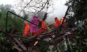 Suben a 16 los muertos en deslizamiento de tierra con decenas de desaparecidos en la India