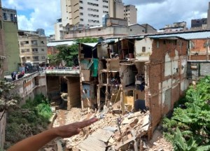 Impactante VIDEO: el momento exacto del colapso de un edificio entero tras fuertes lluvias en Caracas