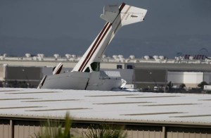Insólito aterrizaje: Avión se incrustó en el techo de un aeropuerto en California (VIDEO)