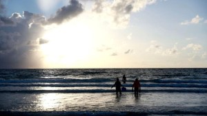 Como un jacuzzi: Las aguas del mar en Florida superan los 38 grados centígrados