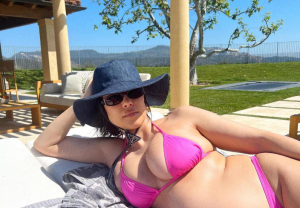 Kourtney Kardashian presume su embarazo en un diminuto bikini y sin maquillaje (FOTOS)