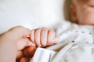 Madre perdió la vida 14 horas después de que su bebé falleciera por “muerte de cuna”