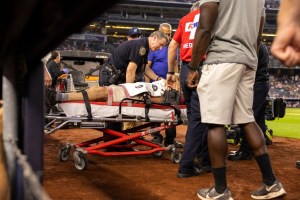 Drama en la MLB: Camarógrafo sufrió una fractura en la cuenca del ojo por un pelotazo (VIDEO)