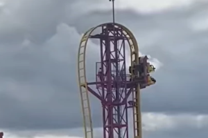 Tremendo susto: montaña rusa se detuvo a más de 20 metros de altura y varias personas quedaron atrapadas (VIDEO)