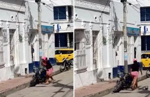 Encontró la moto de su esposo afuera de un hotel y la destrozó a martillazos (VIDEO)