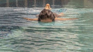 Se le heló el cerebro: Anciana de 70 años perdió la memoria tras nadar en agua fría