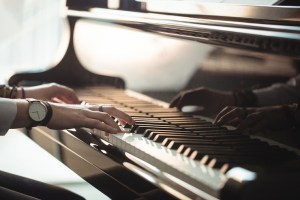 VIDEO: Latino tocaba el piano en las calles de Irlanda hasta que una señora le dio una sorpresa