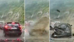VIDEO: El impactante momento en que un desprendimiento de rocas aplasta varios autos con pasajeros