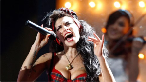 La solitaria y lenta muerte de Amy Winehouse: tres botellas de vodka, frustraciones amorosas y un padre negador