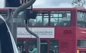 VIDEO: Sorprenden a una pareja haciendo el delicioso en el piso superior de un autobús