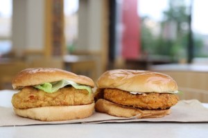 VIRAL: Se metió a la cocina de un Wendy’s en EEUU… a prepararse un sándwich de pollo (VIDEO)