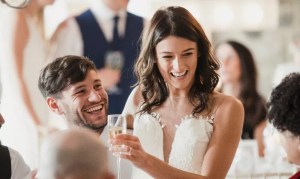 ¡Terrible! Mujer arruinó la boda de su mejor amiga por celos y su reacción se hizo VIRAL