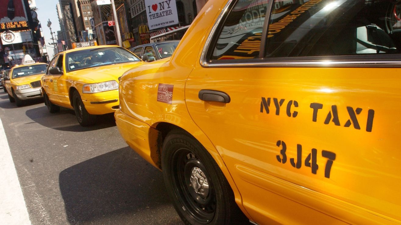 ¿Para morirse? Cenizas de un difunto fueron olvidadas dentro de un taxi en Nueva York