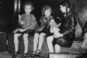 El misterio de la FOTO de tres niñas que escaparon del Holocausto que se resolvió 84 años después