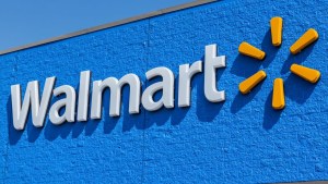 Polémica en EEUU: Empleados de Walmart tiran más de 200 mil dólares en comida a la basura
