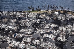 Publican lista de casi 400 personas que siguen en paradero desconocido tras los devastadores incendios en Maui