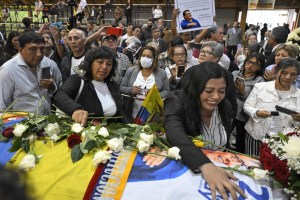 Sepultaron a Fernando Villavicencio tras doloroso homenaje público en Quito