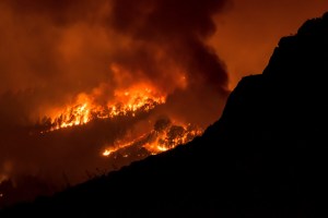Impactantes FOTOS del incendio sin control que amenaza campos y poblados en Tenerife