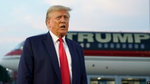 Trump pide a un tribunal en Georgia retirar la mayoría de cargos en su contra