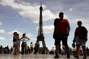 Dos turistas estadounidenses borrachos durmieron una noche en la Torre Eiffel