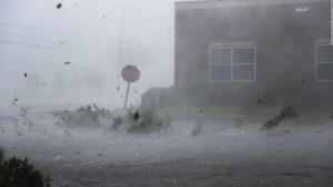 Alerta en EEUU por Idalia: Qué suministros de emergencia comprar y preparar para un huracán