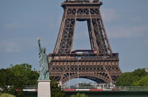 París ilumina la Torre Eiffel por la independencia de Ucrania
