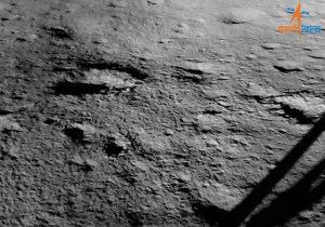 India publica las primeras imágenes de su misión espacial sobre la superficie de la Luna