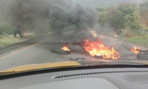 Paro de taxistas en Colombia: queman cauchos en la vía hacia el aeropuerto de Bucaramanga (VIDEOS)