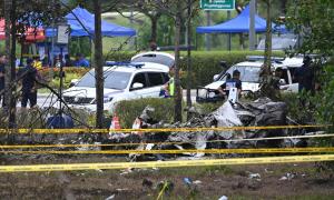 Recuperan caja negra y los cuerpos de diez fallecidos tras accidente de avión en Malasia
