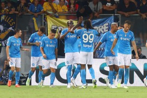 Napoli inició la defensa de su título con victoria sobre el Frosinone