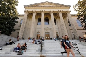 Alerta en universidad de Carolina del Norte por una “persona armada y peligrosa” en las inmediaciones del campus