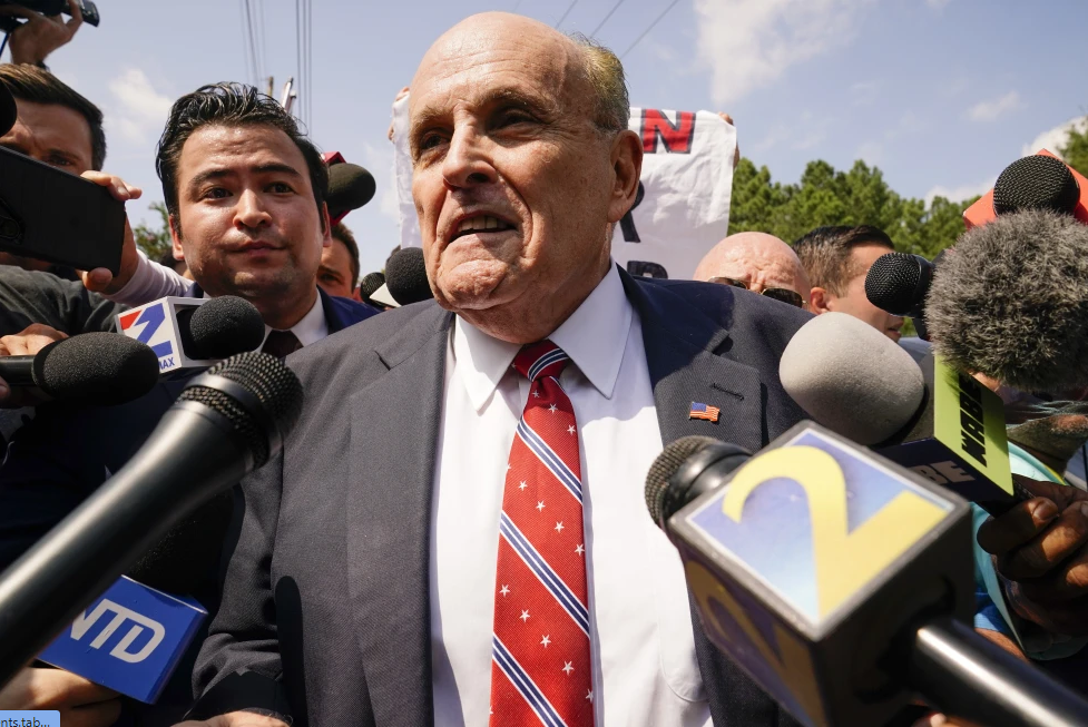 Giuliani, exabogado de Trump, condenado a pagar una millonada por difamar a agentes electorales