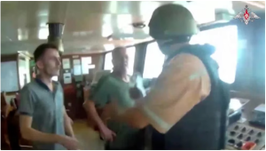 El momento en el que la Armada rusa irrumpe en un carguero en el Mar Negro apuntando al capitán (VIDEO)