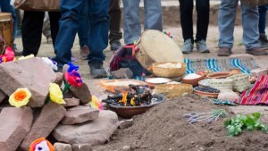 Caña con ruda y sahumerios: los rituales para celebrar el Día de la Pachamama