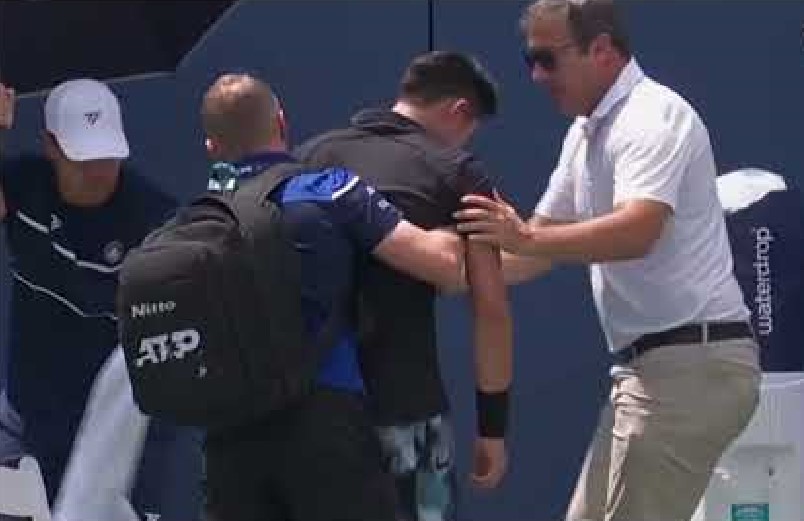 Un tenista colapsó en pleno partido del ATP 500 de Washington (VIDEO)