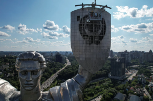 No al socialismo: Ucrania retiró hoz y martillo soviéticos del escudo de la Madre Patria en Kiev