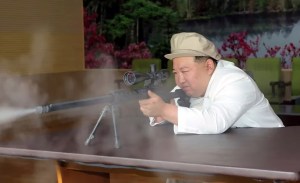 Muestran nuevas fotos de Kim Jong-un recorriendo fábricas de armas y probando fusiles