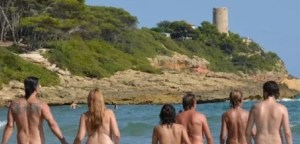 Turistas con trajes de baños frustran la tranquilidad en las playas nudistas de España