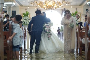 Contra viento y marea: dos novios se casaron pese a que el tifón Doksuri inundó la iglesia (VIDEO)