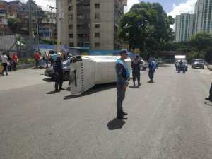 EN IMÁGENES: reportan el volcamiento de una camioneta en plena avenida intercomunal de El Valle este #3Ago